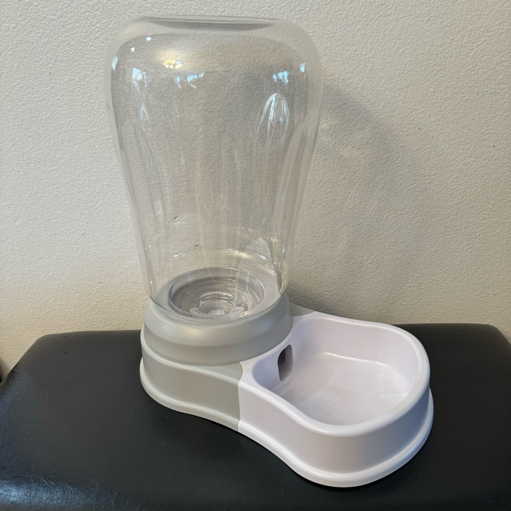 New. Automatic Pet/ Dog Water Bowl Dispenser 1.58 Gallon (6 L) – BPA-Free. Grey. - Picture 6 of 15
